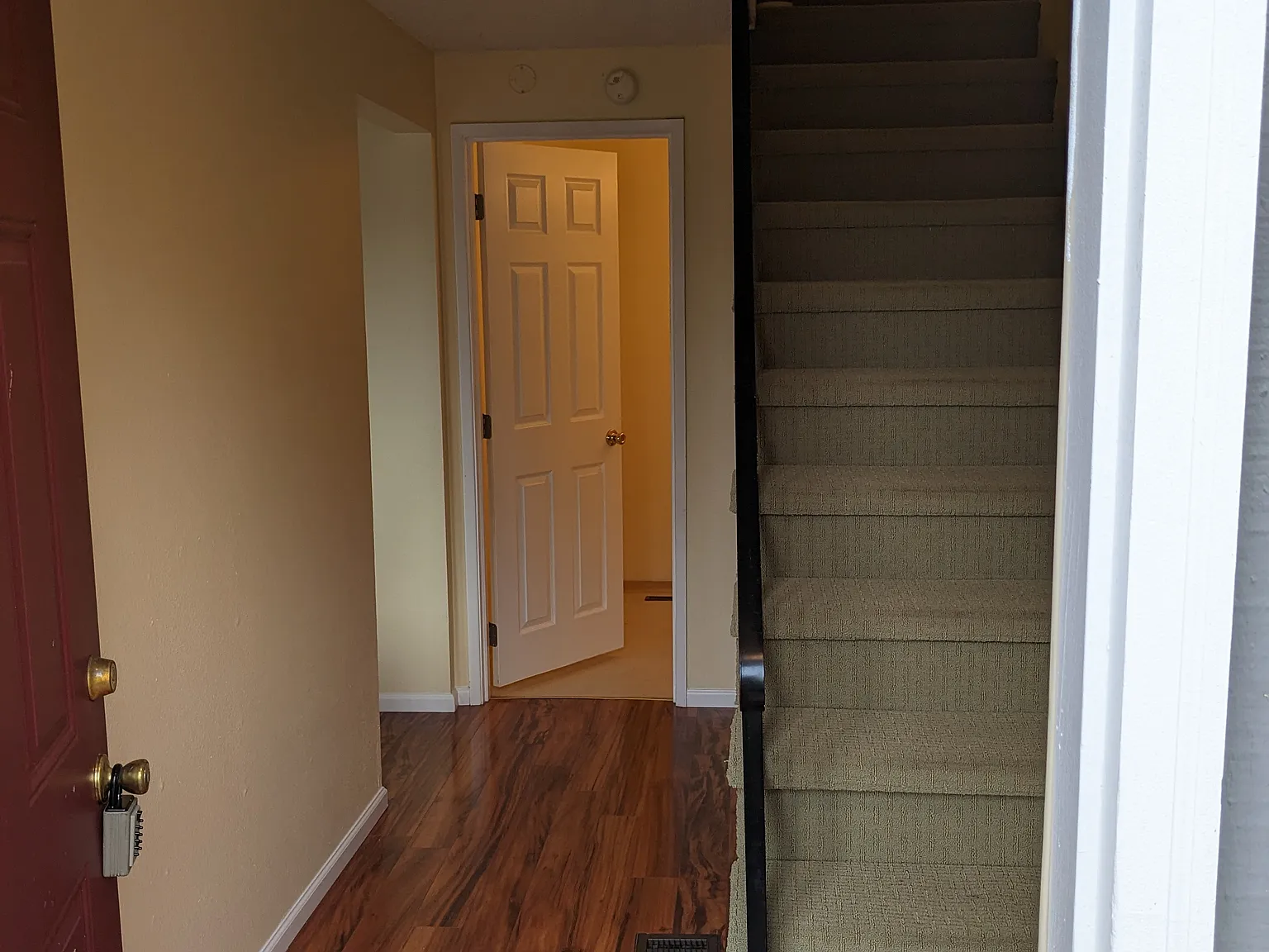 2 bed, 1.5 bath, $800 — Photo 2