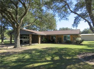 425 Charlene St, El Campo, TX 77437