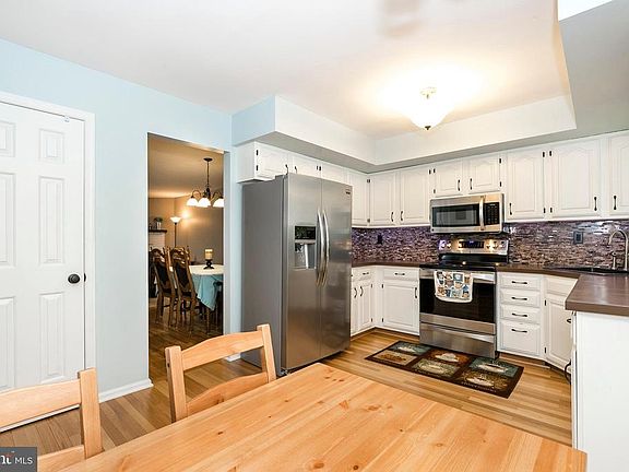 4th image of 604 Pinebrooke Cir