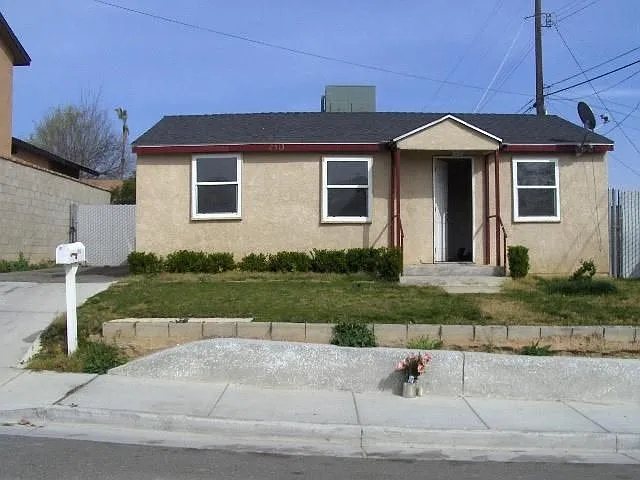 2513 N Inyo St photo 1