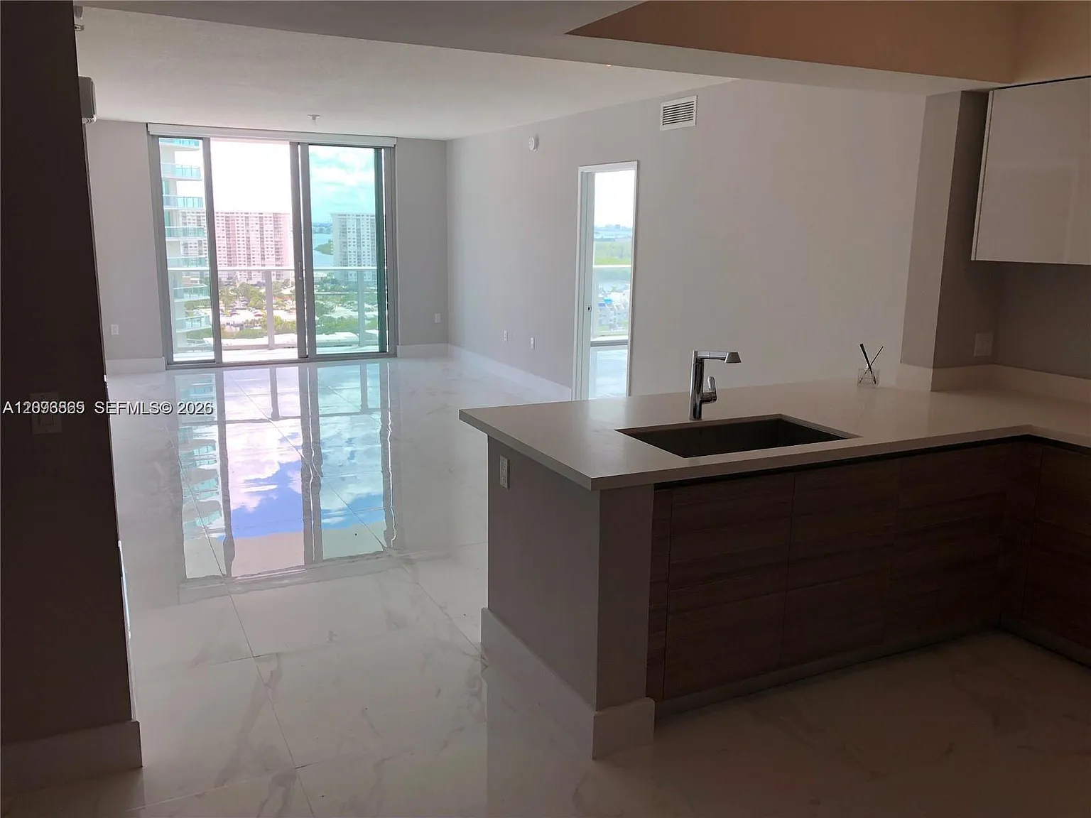 Parque Towers Condo — Photo 2
