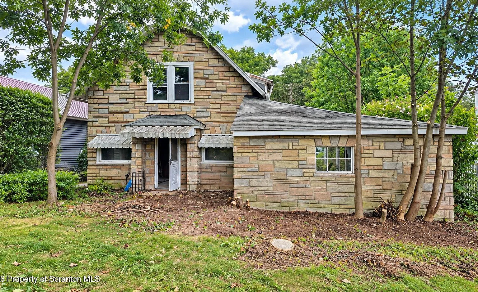 3 bed, 1.0 bath, 1200 sqft, $2,000 — Photo 1