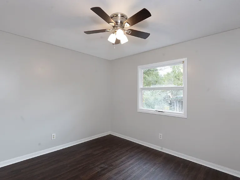 4527 Fairview Dr — Photo 8