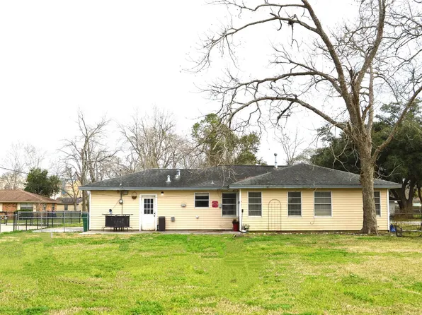 1105 Earley St, Sweeny, TX 77480