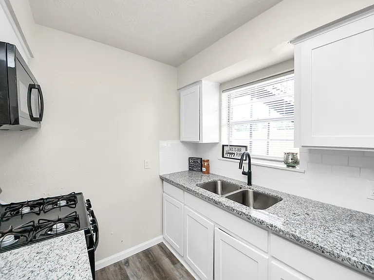 2110 Melbourne St — Photo 11