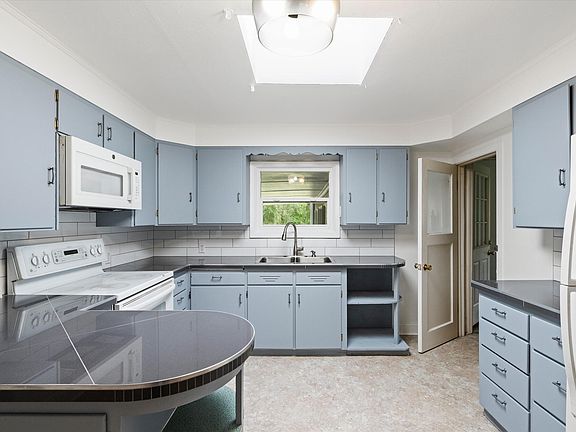 5th image of 906 Pioneer Ln