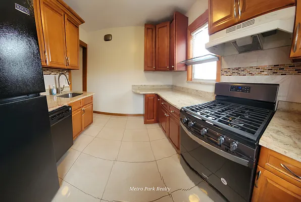 Rented by Metro Park Realty Inc | media 9