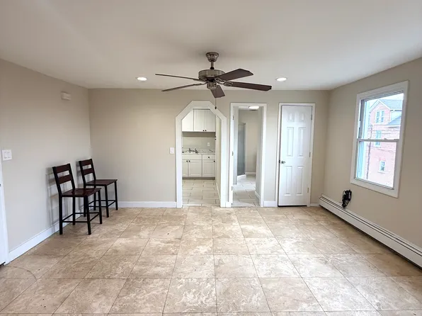 (undisclosed Address), Lindenhurst, NY 11757