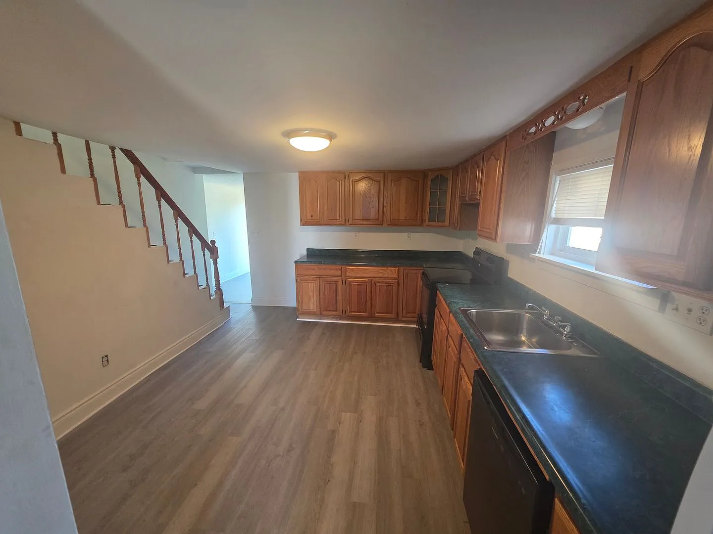 Charming 2-bedroom home with a spacious backyard and convenient first-floor laundry. — Photo 4