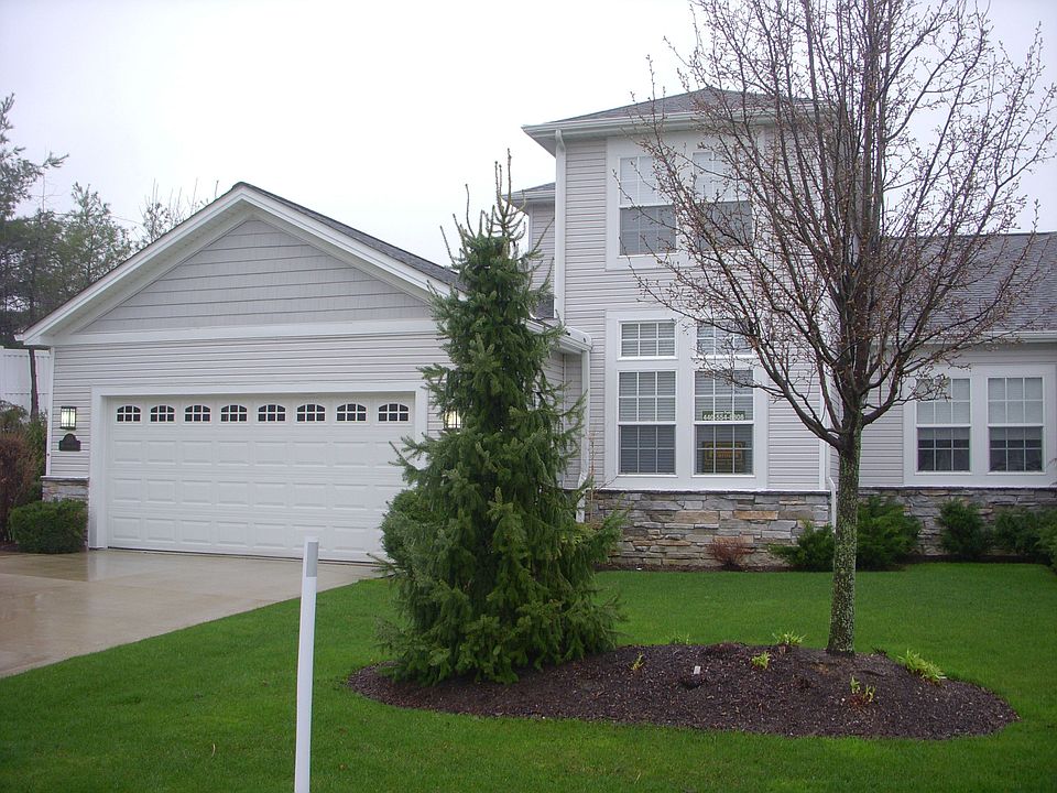 Beautiful Townhouse has it all!!!