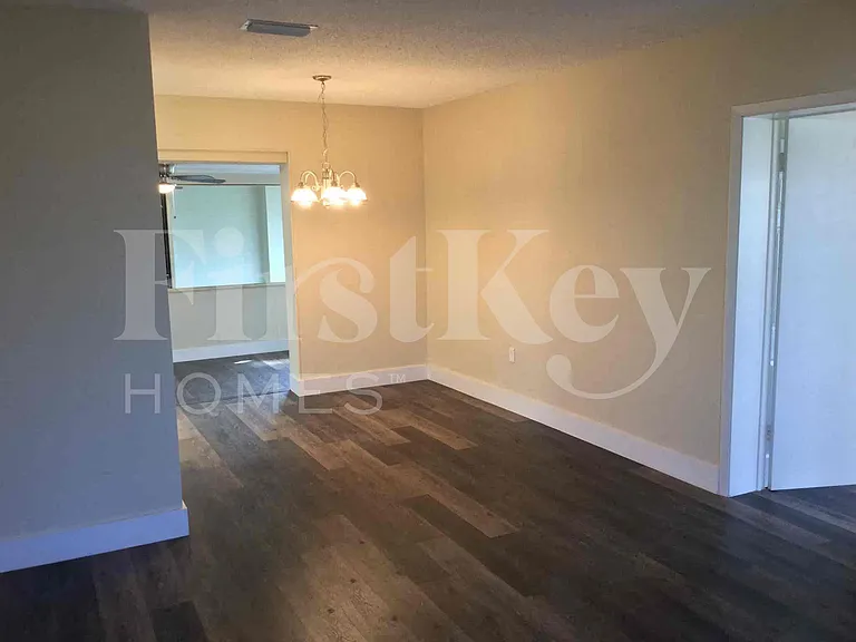10020 SW 37th St — Photo 3