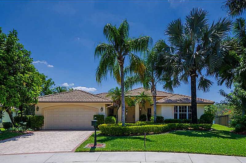 1st image of 868 Waterview Dr