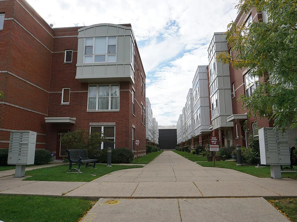 3238 N Kilbourn Ave #13