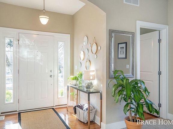2nd image of 3014 Thorncrest Dr SE