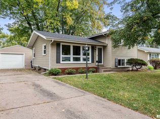 2625 Holly Dr, Bettendorf, IA