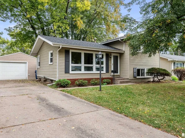 2625 Holly Dr, Bettendorf, IA 52722