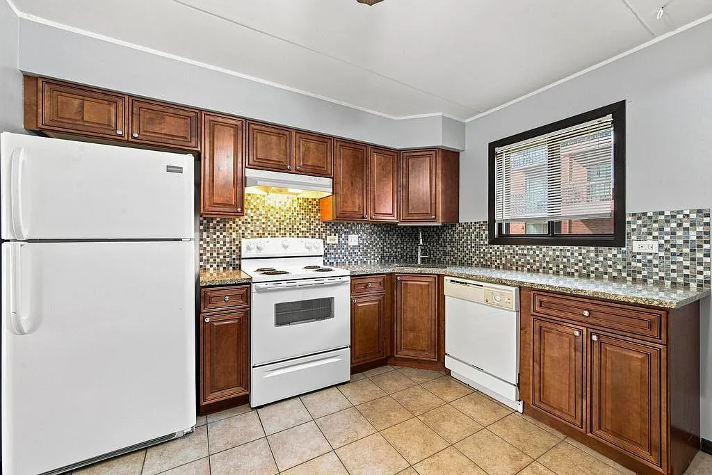 3 bed, 1.5 bath, 1200 sqft, $2,200 — Photo 3
