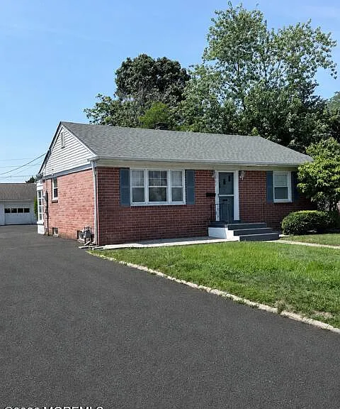 621 Essex Ave — Photo 1