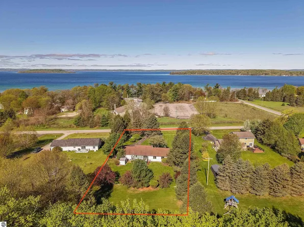 13686 Hedeen Dr, Traverse City, MI 49686