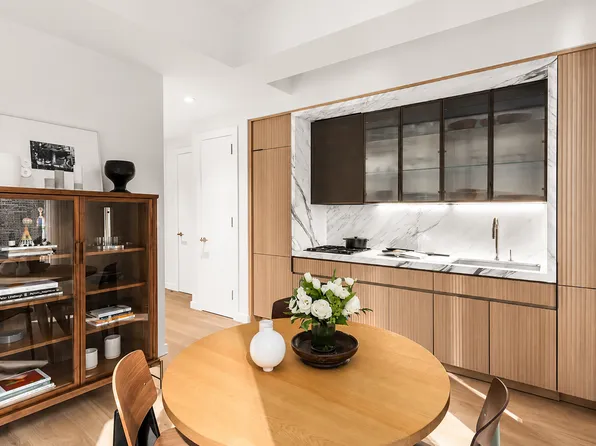 135 E 47th St #4B, New York, NY 10017