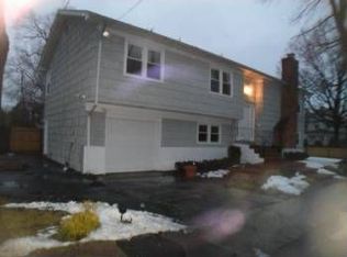 92 Maple St, Great Neck, NY 11023