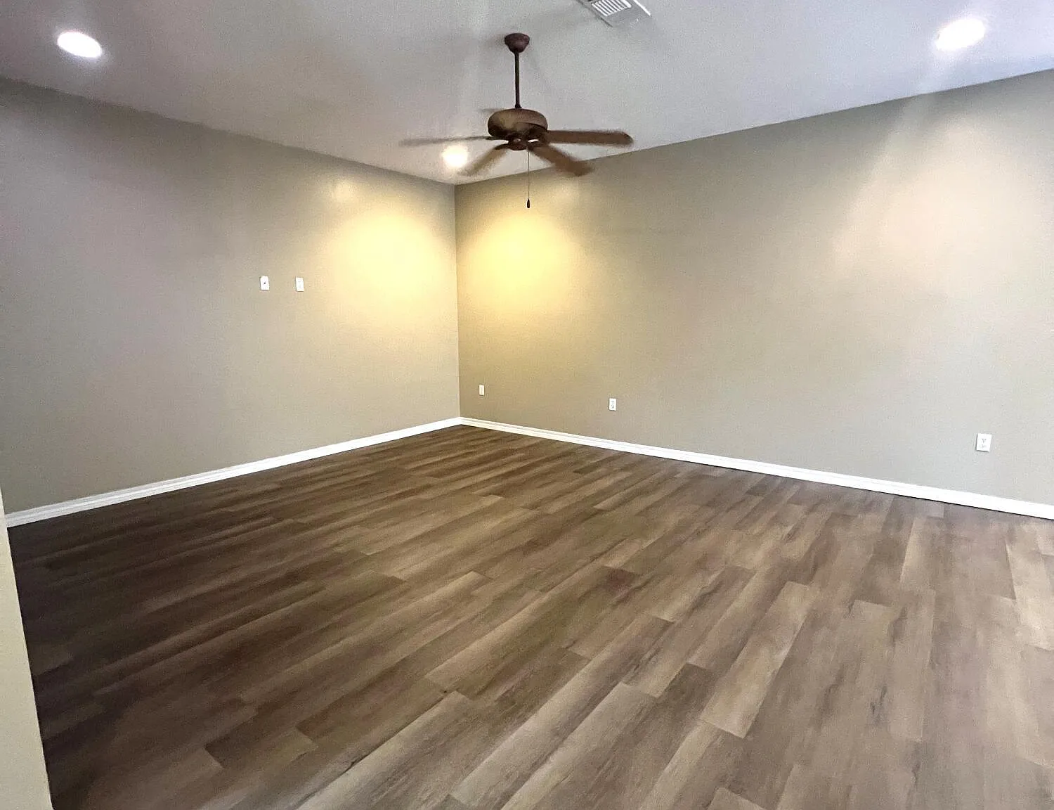 3 bed, 2.0 bath, 1358 sqft, $1,300 — Photo 4