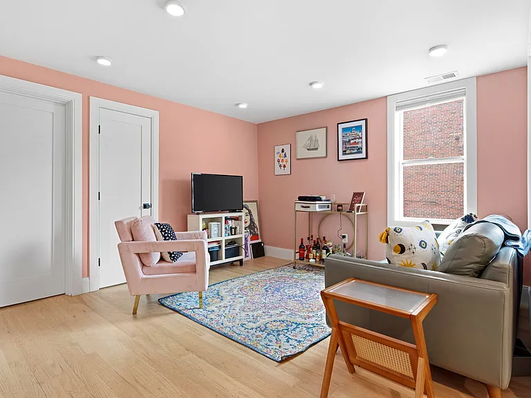92 Chelsea St #2 — Photo 4