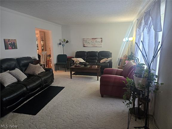 4th image of 909 Willard Ave NE