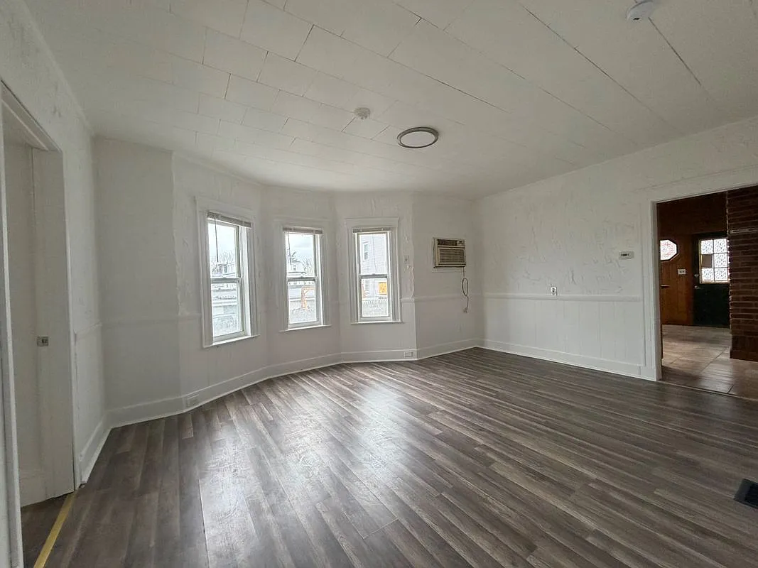 4 bed, 1.0 bath, 1100 sqft, $4,000 — Photo 3
