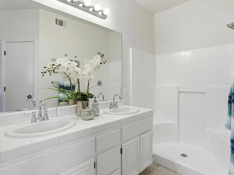 558 Manhattan Pl — Photo 21