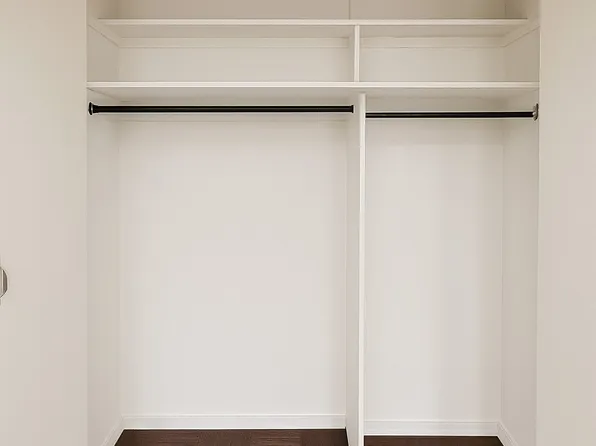 61-20 Grand Cent Parkway image 5 of 11