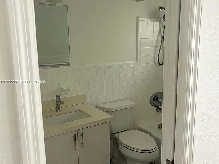 1020 SE 15th St #1 — Photo 8