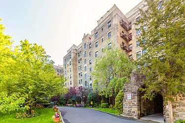 2728 Henry Hudson Pkwy E in Spuyten Duyvil