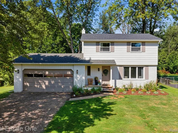 3346 Hope Lake Dr, Brighton, MI 48114