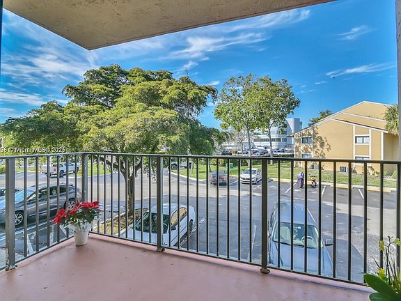 5th image of 251 Palm Cir W APT 202