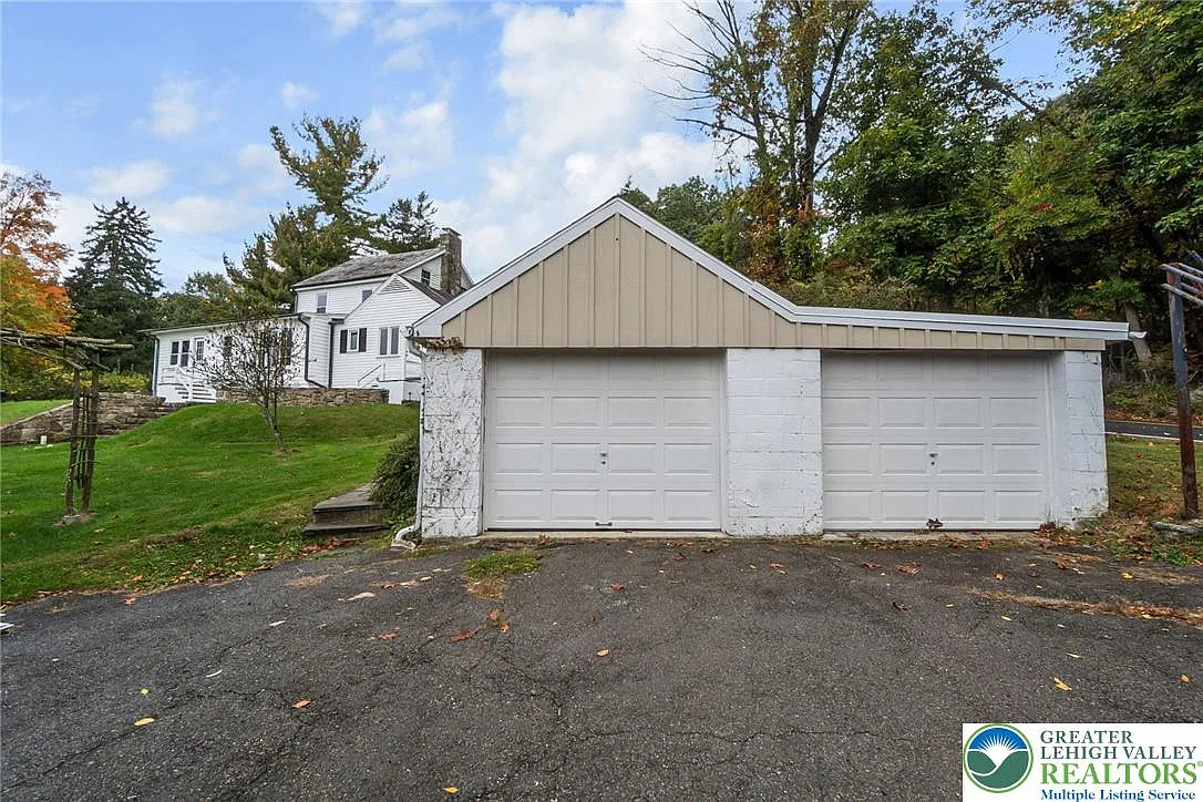 4 bed, 2.5 bath, 2561 sqft, $3,400 — Photo 2