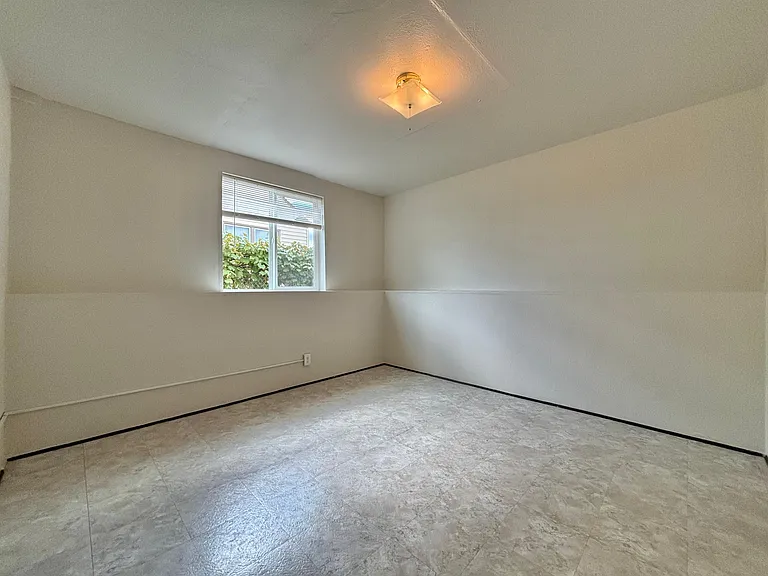 2406 E Empire Ave #B — Photo 5