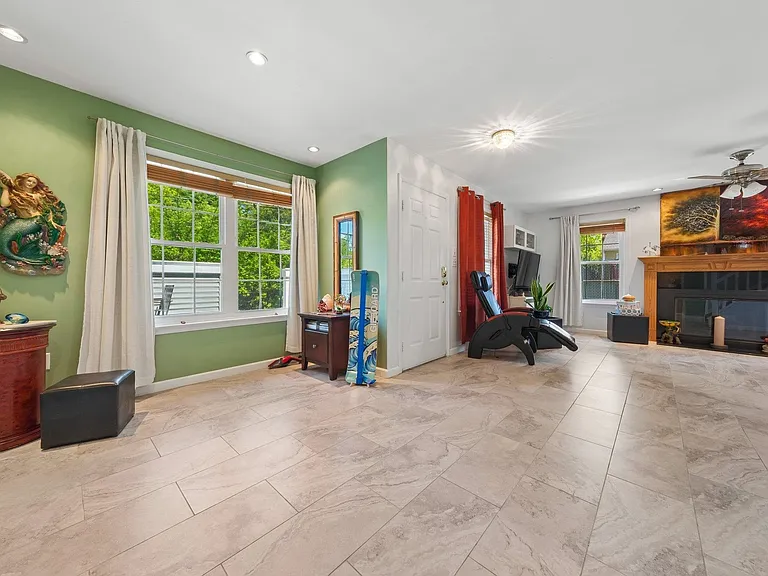 212 Westchester Ct #8 — Photo 6