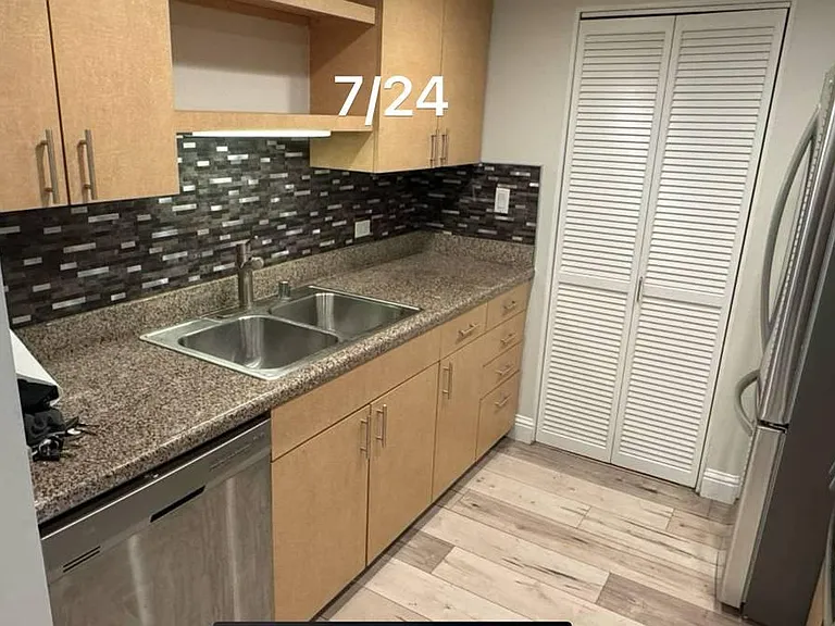 425 W Beech St #804 — Photo 13