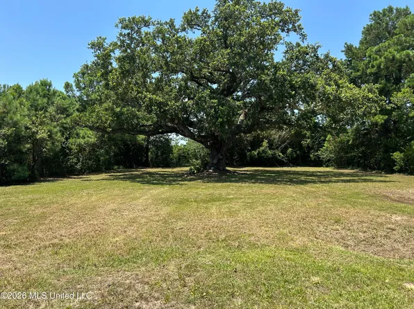 209 Hillcrest St, Waveland, MS 39576