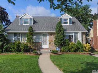 39 Shortridge Dr, Mineola, NY 11501
