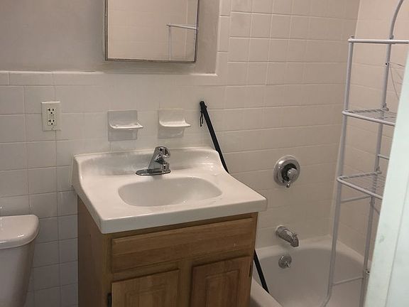 4th image of 328 Hart St #2