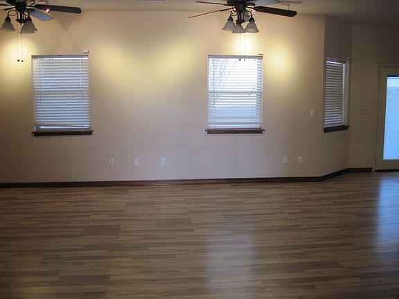 4th image of 604 Saunders Dr
