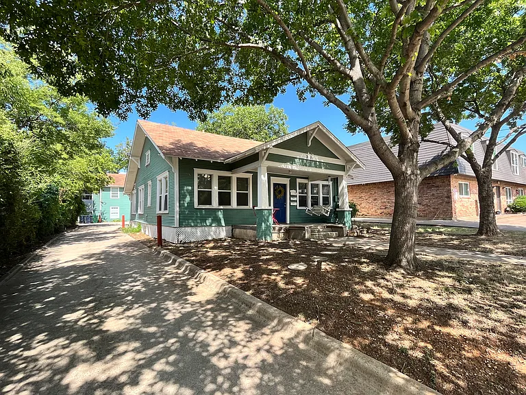 219 Bryan St — Photo 1