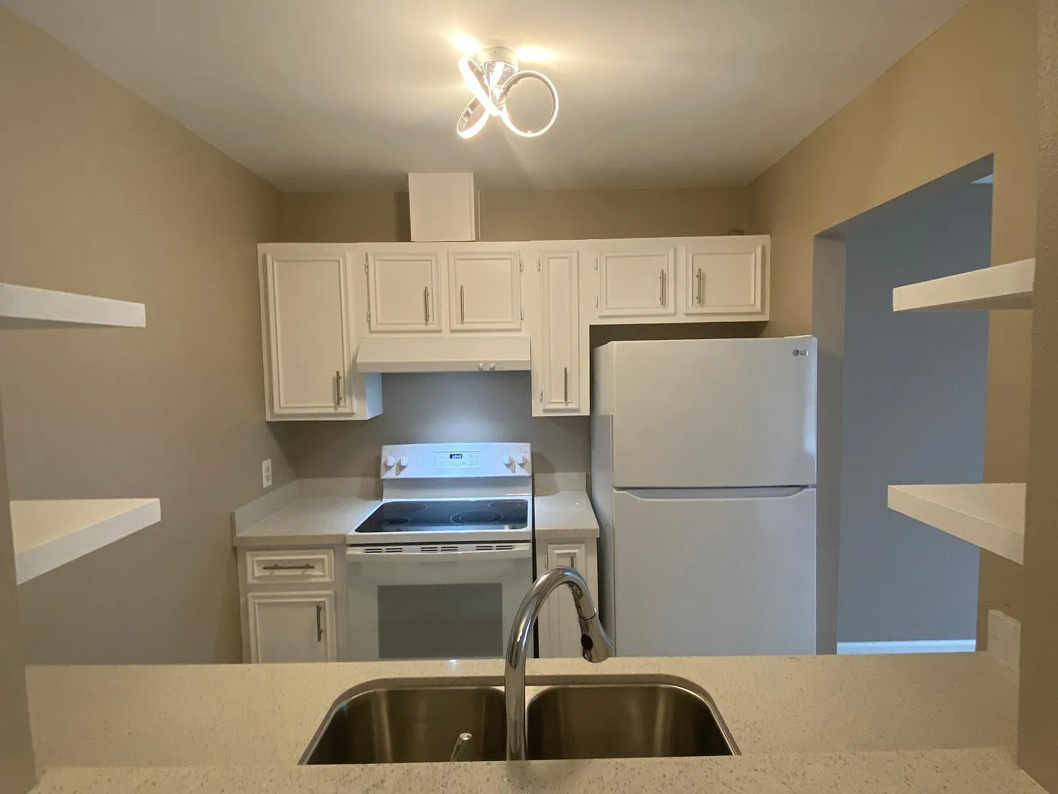 721 W Dallas Ave — Photo 2