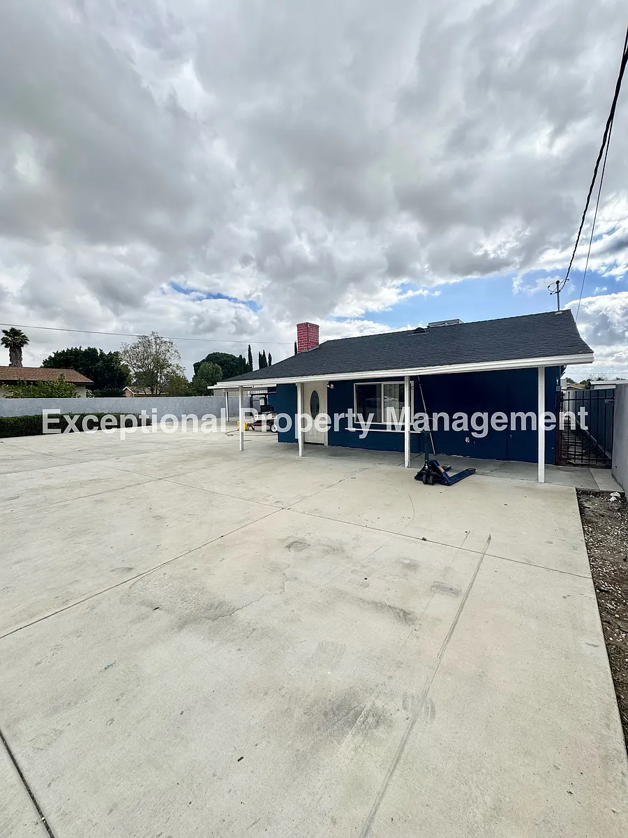 Building Photo - 8047 Laurel Ave