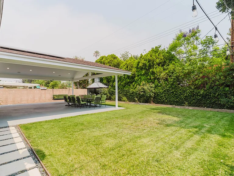 22515 Haynes St — Photo 33