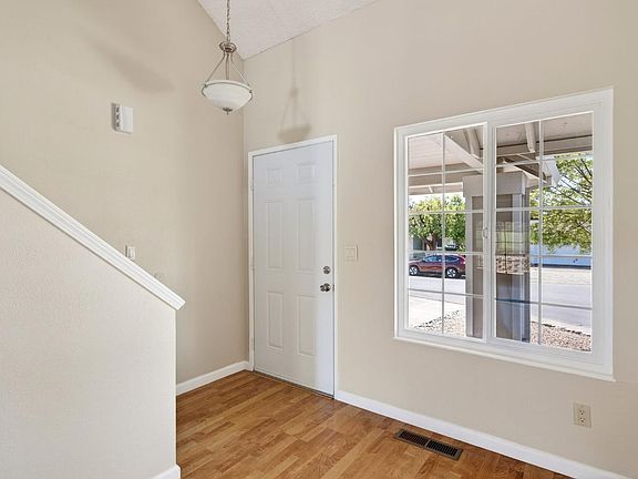 3rd image of 1508 Gladstone Way