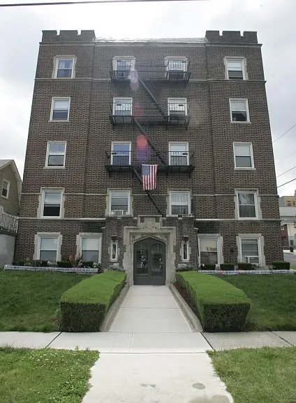 Poplar Place — Photo 1