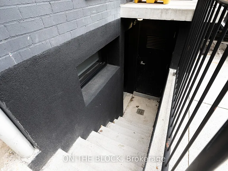 1041 College St — Photo 16